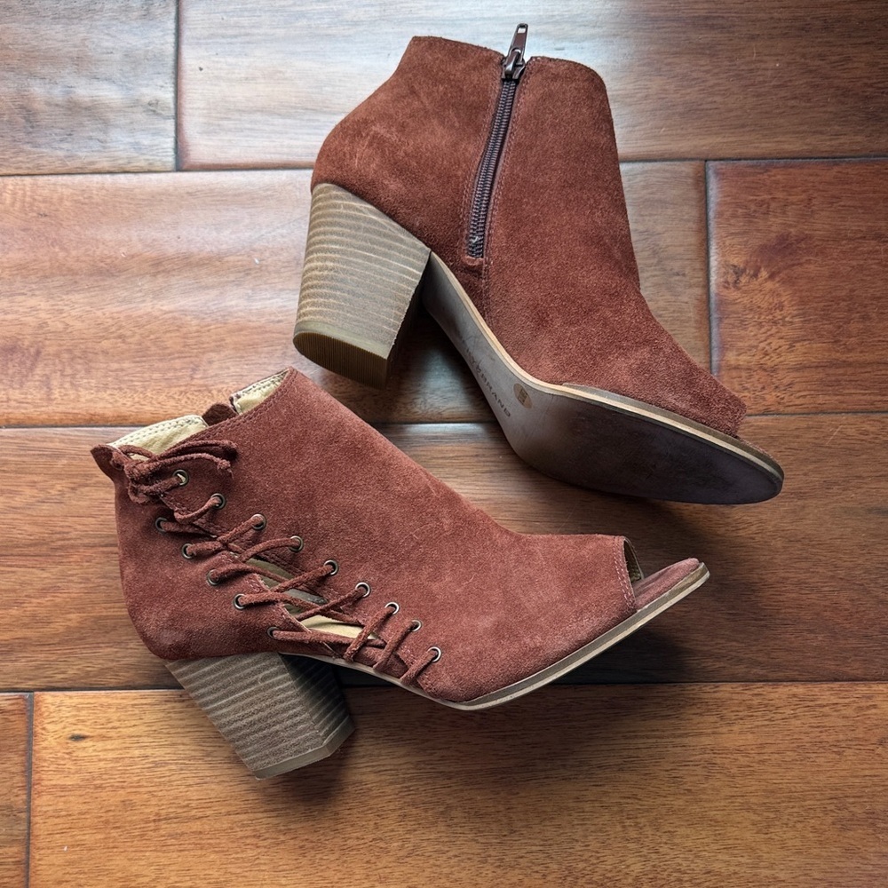 Lucky Brand Hartlee Russet Brown Suede Peep Toe Lace Up Zip Bootie Size 7.5